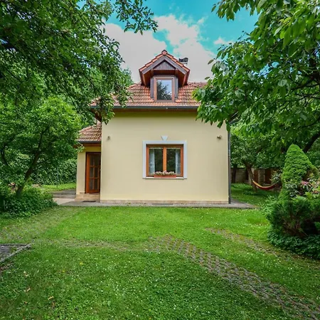 Beautiful House By The River With Its Own Dock 別荘 Rabyně